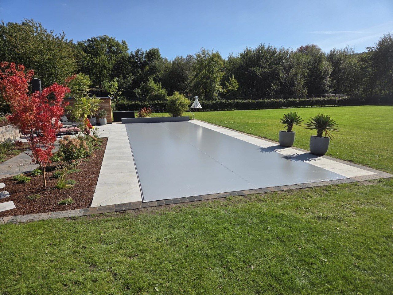 Coverseal-Abdeckung in fertig gestaltetem Garten