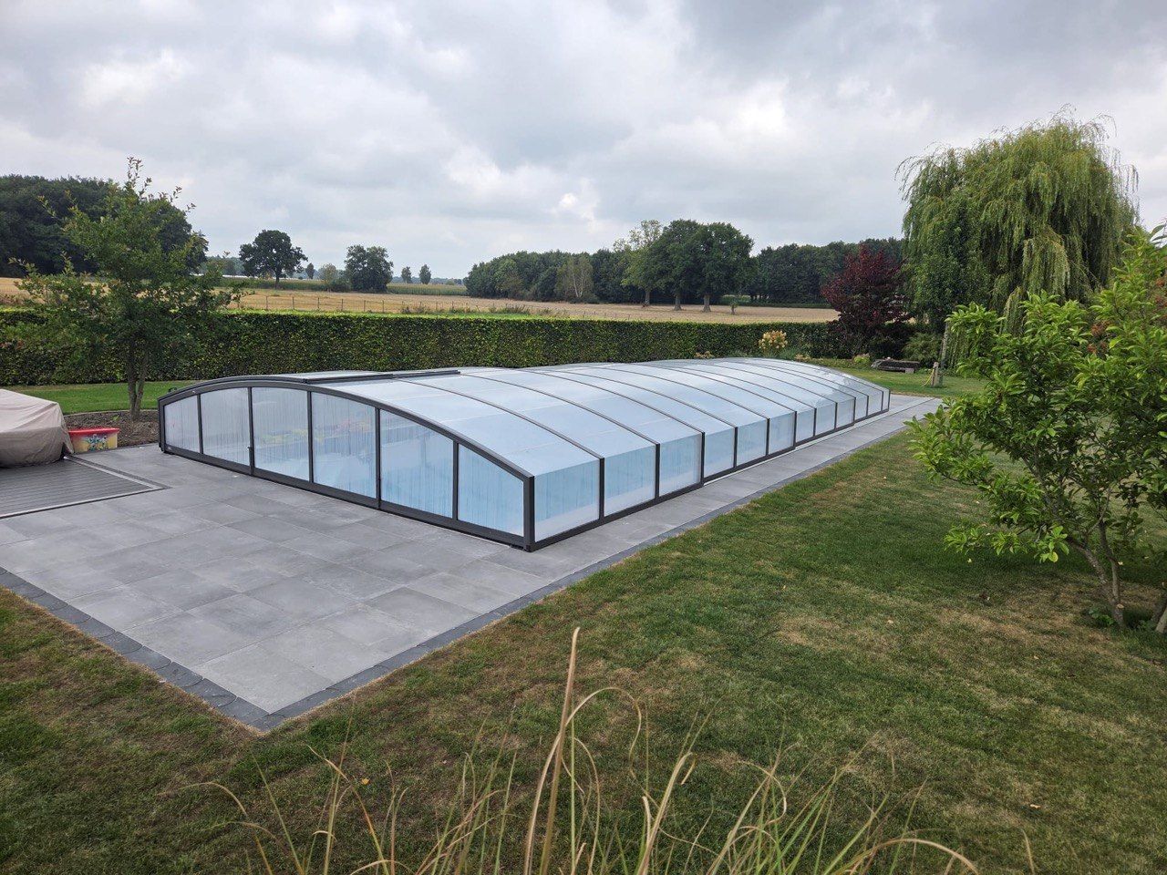 Fertig montierte Poolüberdachung von Vibopool