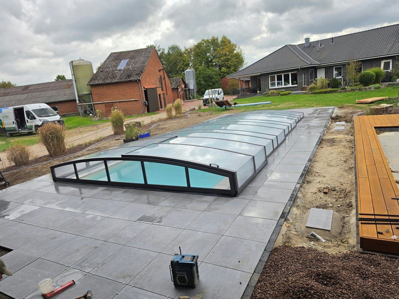 Poolüberdachung während der Montage